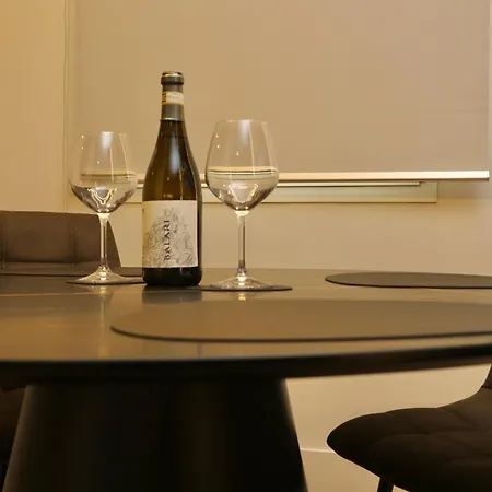 Apartamento Superior Luxurious Romantic Getaway - Historical Centre - Fully Equipped & Renovated - Garibaldi#3 *