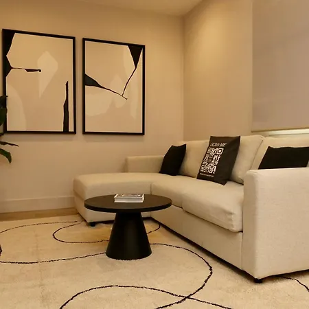 Superior Luxurious Romantic Getaway - Historical Centre - Fully Equipped & Renovated - Garibaldi#3 Apartment