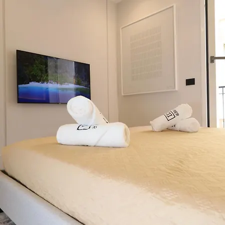 Superior Luxurious Romantic Getaway - Historical Centre - Fully Equipped & Renovated - Garibaldi#3 Apartment *