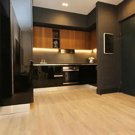 Daire Luxurious 1br - Historical Centre - Fully Equipped & Renovated - Garibaldi#3 *