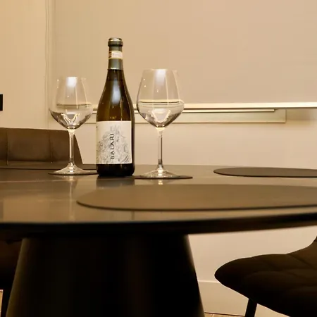 Superior Luxurious Romantic Getaway - Historical Centre - Fully Equipped & Renovated - Garibaldi#3